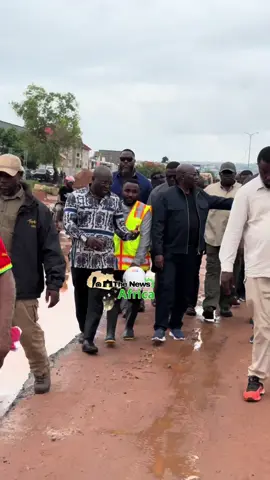 Live Updates! Former Vice President Dr. Mahamudu Bawumia visits the flood-hit Kasoa–Accra Highway to assess damage after yesterday’s heavy rains caused severe flooding and traffic congestion. #TheNewsAfrica #News #trending #Bawumia #ghanafloods 