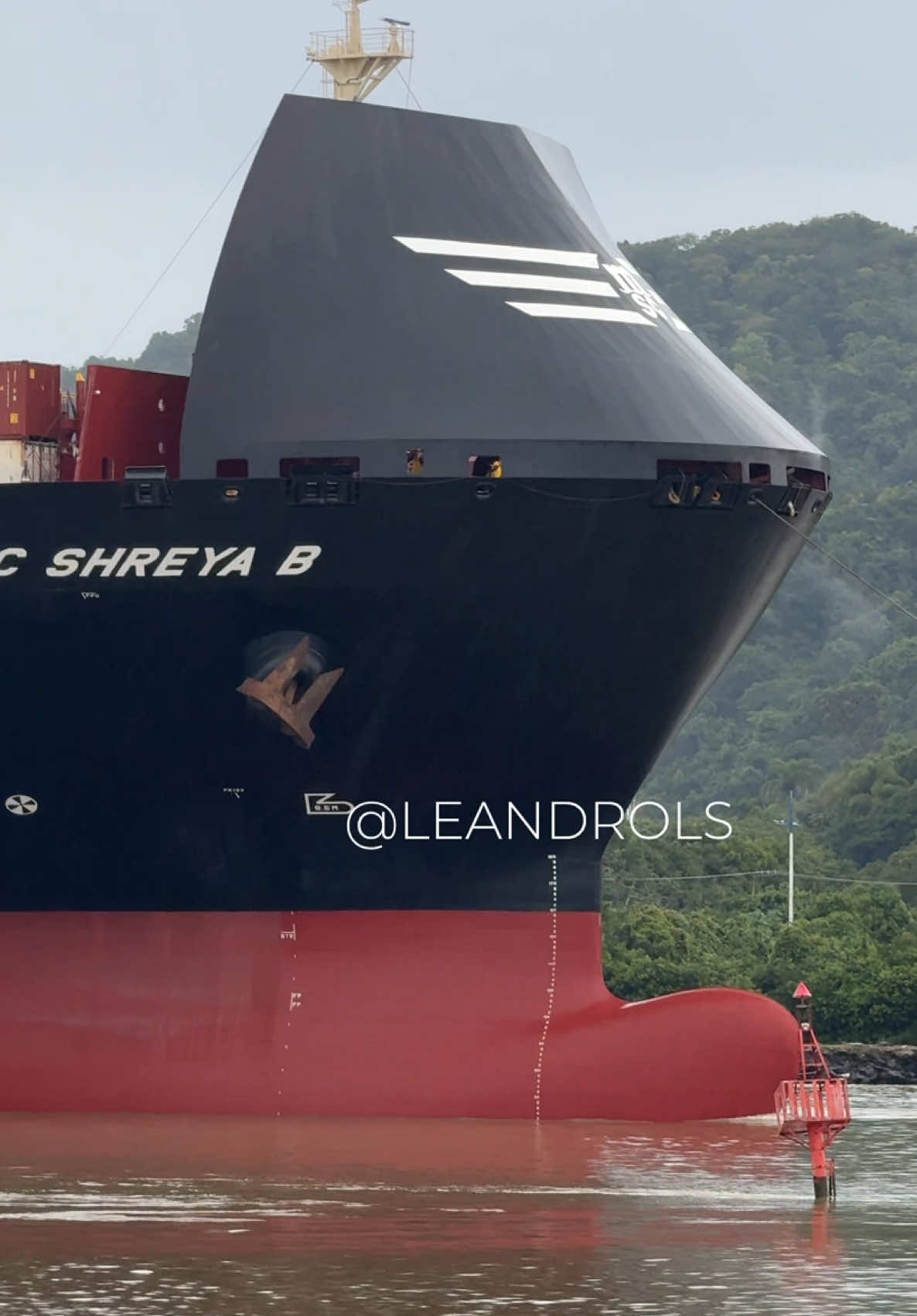 Muita gente acha que essa nuvem branca é sinal de poluição, mas, na maioria dos casos, ela é apenas vapor d’água. Navios modernos utilizam um sistema chamado scrubber, que ajuda a limpar os gases de escape antes da liberação pela chaminé. Você já sabia dessa curiosidade? 🚢💨 #navio #engenharia #naval #maquinas #motor 