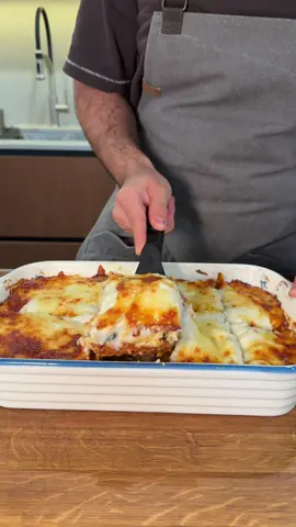 Мясная запеканка с картофелем, баклажаном и кабачком под соусом бешамель Ингредиенты (на форму 24–26 см) Овощи: •Картофель — 600 г •Баклажан — 1 крупный •Кабачок — 1 средний •Оливковое масло — 3–4 ст. л. •Соль, черный перец — по вкусу Для мясного соуса: •Фарш (говядина + свинина) — 800 г •Лук — 1 крупный •Чеснок — 2–3 зубчика •Томаты в собственном соку или — 150 мл •Паприка — 1 ч. л. •Сушеный орегано — 1 ч. л. •Корица — 1/4 ч. л. •Соль, черный перец — по вкусу •Оливковое масло — 2 ст. л. Для соуса бешамель: •Сливочное масло — 50 г •Пшеничная мука — 50 г •Молоко — 600 мл •Мускатный орех — щепотка •Соль — по вкусу Дополнительно: •Моцарелла — 100–150 г Приготовление: 1)Картофель нарежьте кружочками толщиной 3–4 мм. Баклажан нарежьте кружочками толщиной около 5 мм, посолите и оставьте на 15–20 минут, затем промокните бумажными полотенцами. Кабачок нарежьте кружочками толщиной 5 мм. Слегка смажьте все овощи оливковым маслом, посолите и поперчите. Разложите их в один слой на противне, не смешивая между собой, и запекайте при 200°C 20–25 минут до полуготовности. 2)Мелко нарежьте лук и обжарьте его на оливковом масле до мягкости. Добавьте измельченный чеснок, затем фарш. Обжаривайте, постоянно разбивая комочки, пока не испарится вся лишняя влага. Добавьте томаты, паприку, орегано, корицу, соль и перец. Перемешайте и тушите около 10 минут, пока соус не станет густым. Снимите с огня. 3.Приготовьте соус бешамель. В кастрюле растопите сливочное масло. Добавьте муку и, постоянно помешивая, обжаривайте 1–2 минуты. Постепенно влейте молоко, непрерывно размешивая венчиком, чтобы не образовались комочки. Варите на среднем огне до загустения. Добавьте мускатный орех и соль по вкусу. 4)Соберите запеканку. На дно формы распределите немного соуса бешамель. Выложите слой картофеля, затем часть мясного соуса. Следующим слоем выложите баклажаны и снова распределите часть мясного соуса. Затем уложите кабачки и оставшийся мясной соус. Сверху залейте весь соус бешамель. Посыпьте тертым пармезаном и моцареллой. 5)Запеките. Накройте форму фольгой и запекайте при 180°C 40 минут. Затем снимите фольгу и готовьте еще 5–10 минут до образования золотистой сырной корочки. 6)Подача. Дайте запеканке отдохнуть 15–20 минут после духовки. Так она станет плотнее, будет лучше держать форму и легче нарезаться на порции. Время приготовления: около 1,5 часа. Приятного аппетита!