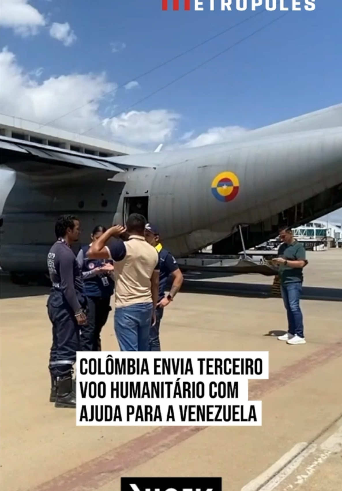 🤝✈️ AJUDA HUMANITÁRIA INTERNACIONAL Enquanto as buscas por sobreviventes continuam, um novo voo levou toneladas de ajuda e também uma esperança de recomeço para quem perdeu tudo. A #Colômbia enviou um terceiro voo humanitário para ajudar as vítimas dos #terremotos que devastaram a #Venezuela no último dia 24 de junho. A aeronave transportou 3.200 itens de ajuda, entre eles oito toneladas de suplemento nutricional, medicamentos, barracas, colchonetes, cobertores, kits de higiene e 900 sacos destinados ao sepultamento digno das vítimas. Na volta, o avião deve repatriar 47 colombianos que perderam suas casas ou ficaram em situação de vulnerabilidade após a tragédia. Segundo o embaixador da Colômbia na Venezuela, Milton Rengifo, a ajuda começou poucas horas depois do desastre, por determinação do presidente Gustavo Petro, e vem sendo reforçada com doações do governo e da iniciativa privada. Uma das passageiras do voo de retorno será Maria del Carmen Garzon, que decidiu antecipar a volta ao país por causa dos constantes tremores secundários. De acordo com o balanço mais recente das autoridades venezuelanas, os terremotos já deixaram mais de 1.700 m0rt0s e mais de 5.000 feridos. As equipes de resgate seguem atuando em diferentes regiões do país. #Metrópoles 🤳 Viory 