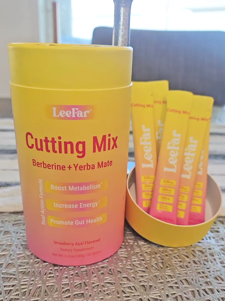 🍓 ¿Has visto este LeeFar Cutting Drink Mix sabor Strawberry Açaí? Contiene berberina + hierba mate, ingredientes conocidos por apoyar el metabolismo y la energía diaria. ✨ Lo estoy incluyendo en mi rutina porque es súper fácil de preparar: solo mezclas un sobre con agua fría y listo. ❄️🧊 Sabe delicioso y es perfecto para esos días en los que quieres algo refrescante mientras cuidas tu bienestar. Encuéntralo en mi TikTok Shop 🛍️ #LeeFar #Berberine #YerbaMate #StrawberryAcai #EnergíaNatural 