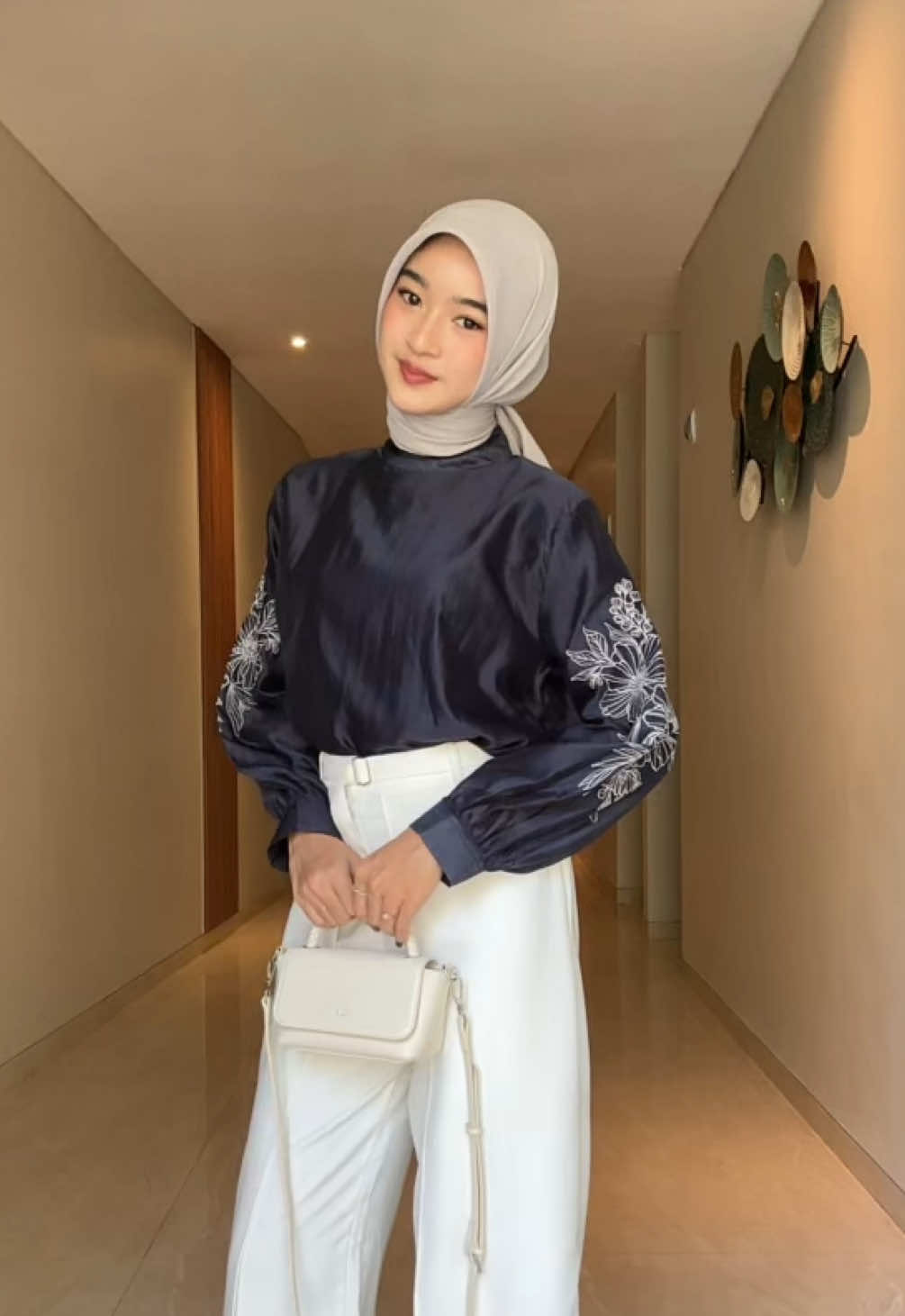 sukaaa bgt sm #outfitoftheday 💘 top aku cantik bgt dari @bastohana 