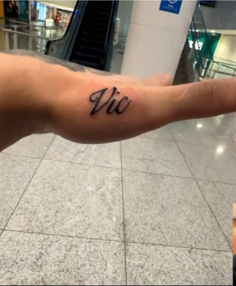 Gt fez uma tatuagem com a inicial da victoria carvz 👀 #gtzinholives #clips #fyyyyyyyyyyyyyyyy #victoriacarvz #tatuagem 