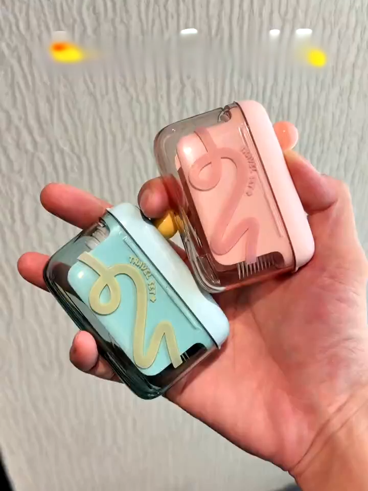Não usa mais aquela caixa de fio dental ruim! Toda vez que pega tem que cutucar muito, ainda cai fácil no chão, que chatice. Esse modelo automático, aperta e já sai. Funciona tão bem que é demais. Depois que usar não quer mais saber de outro!#Porta Fio Dental Automático Portátil #Limpo e Higiênico Sem Contato Cruzado #Cores Divertidas e Design Charmoso #Recarregável e Transparente  #Essencial para Higiene Bucal Diária