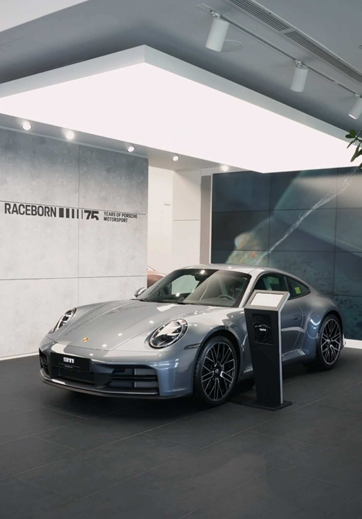Em 911 Carrera đang có mặt tại Showroom Porsche Sài Gòn được hoàn thiện với cấu hình tinh tế, sang trọng và đúng với tinh thần thể thao: - Màu xám ánh kim (Vanadium Grey Metallic) - Đèn LED HD Ma Trận - Hệ thống ống xả thể thao với chụp ống xả Titanium - Mâm 911 Turbo Design kích cỡ 20-/21-inch  - Nội thất da màu đen kết hợp với gói viền da ghế và viền chỉ may nội thất màu xám Crayon (Exclusive Manufaktur) - Ghế thể thao chỉnh điện 14 hướng - Logo Porsche dập nổi tựa đầu ghế - Cùng các tuỳ chọn tiện nghi khác (hệ thống làm mát ghế, lọc không khí, chìa khoá thông minh,…) *Hãy ib hoặc Lh ngay cho Minh để được tư vấn chi tiết và đón em ấy về nhà nhé 🎉 #porsche #xuhuong #911 #sportscar 