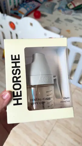 🍼💛 Bình tập hút Heorshe – Giúp bé tự tin tập uống nước mỗi ngày Đến giai đoạn tập uống nước, chọn đúng chiếc bình sẽ giúp bé hợp tác hơn và ba mẹ cũng yên tâm để con tự cầm uống. 🥰 ✨ **Điểm mình thích:** ✔️ Bóng trọng lực giúp bé uống được ở nhiều tư thế ✔️ Ống hút silicone mềm mại, bé dễ làm quen ✔️ Chống rò rỉ, hạn chế đổ nước khi bé làm rơi ✔️ Tay cầm vừa vặn, giúp bé dễ tự cầm ✔️ Dễ tháo lắp và vệ sinh sau khi sử dụng Tom nhà mình cũng đang dùng bình này và giờ đã có thể tự cầm bình uống rất thích. Mình có gắn link ở góc trái màn hình, mọi người bấm vào xem thử còn đang có trợ giá không nha! 💛 #Heorshe #BinhTapHut #BinhTapUongNuoc #MeBimSua #TikTokShop