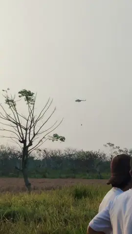 proses penyiraman TPA Jatiwaringin pakai helikopter 🚁 semoga cepat padam dan asapnya cepet hilang amin🤲🏻 #tpajatiwaringin #tangerang #fyp 