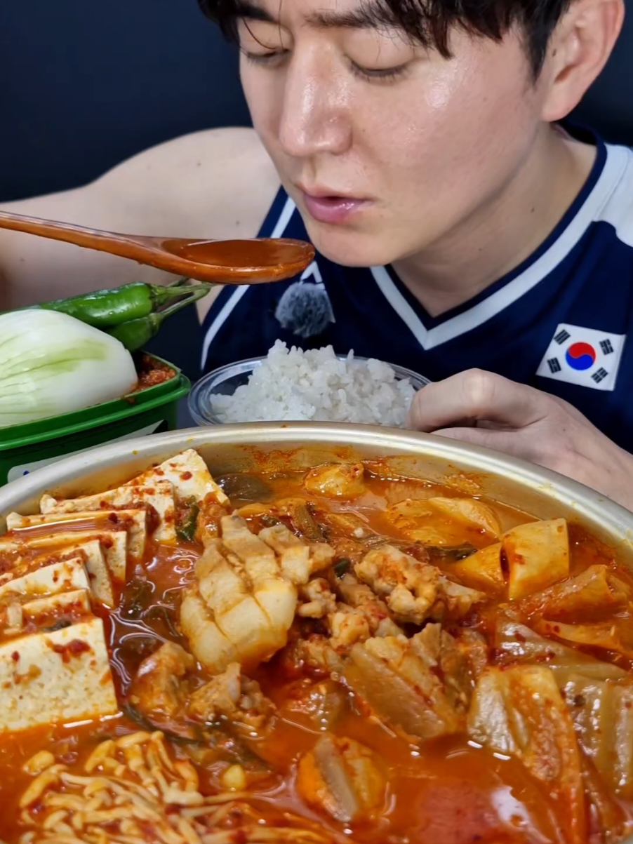 Kimchi Jjigae(김치찌개) is the ultimate Korean soul food… I can't resist 😋🇰🇷 #koreanfood #kfood #mukbang #kimchi #eating 
