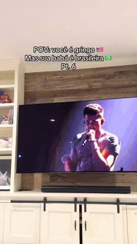 Até o mini gringo fica hipnotizado vendo o Gustavo Mioto 🥹 Te entendo, baby 😂❤️❤️ @Gustavo Mioto  #aupair #bababrasileira #minigringo #fyp 