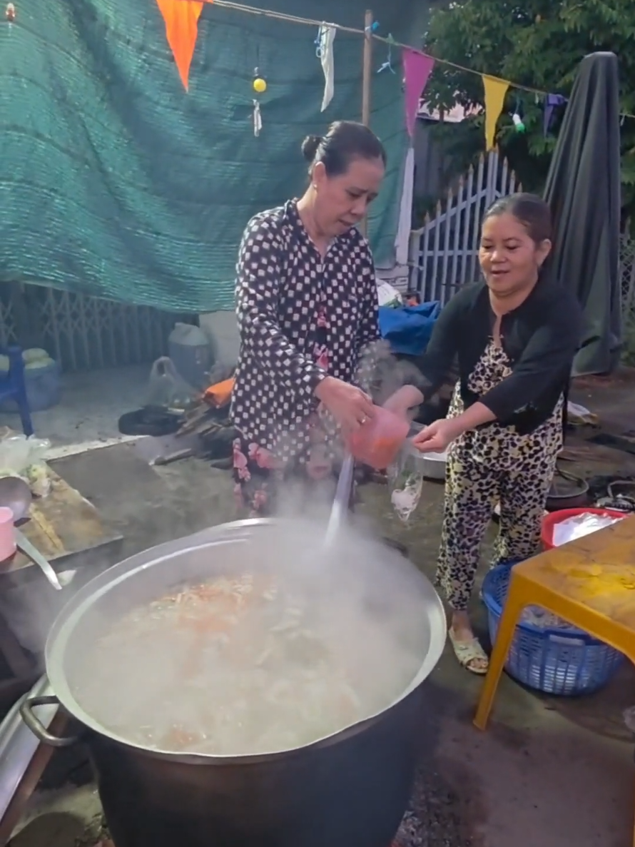 Nồi bánh canh nui buổi sáng: Ấm áp tình quê! #NgocAnBaMien  #BanhCanhNui  #GieoDuyen  #MienPhi 