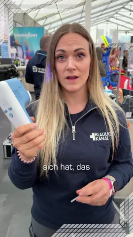 Wer kennt es nicht? Die Vene ist kaum zu erkennen, kaum tastbar oder genau die einzige geeignete Vene ist schon nicht mehr punktierbar. Auf der RETTmobil haben wir uns deshalb den K10 Venenfinder von MeetB genauer angeschaut. Mithilfe von Nahinfrarot-Technologie werden oberflächliche Venen bis zu einer Tiefe von etwa 10 mm sichtbar gemacht und direkt auf die Haut projiziert. Gerade bei schwierigen Venenverhältnissen – beispielsweise bei adipösen Patienten oder onkologischen Patienten – kann das die Venensuche deutlich erleichtern. Natürlich ersetzt das Gerät keine Erfahrung oder eine saubere Punktionstechnik. Es kann aber eine sinnvolle Unterstützung sein, wenn der Venenzugang zur echten Herausforderung wird. Wie seht ihr das? Sinnvolle Ergänzung für den Rettungsdienst oder eher Spielerei? Schreibt eure Meinung in die Kommentare. 🟰🟰🟰🟰🟰🟰🟰🟰🟰🟰 BLAULICHTKANAL Für Retter und Interessierte! HELFEN- RETTEN - LERNEN ➖➖➖➖➖➖➖➖➖➖ // Werbung / Markennennung ➖➖➖➖➖➖➖➖➖➖ Schaut auch auf YouTube & und den anderen Socials vorbei & verpasst nichts. ➖➖➖➖➖➖➖➖➖➖ #blaulichtkanal #feuerwehr #rettungsdienst #kats #codexblau