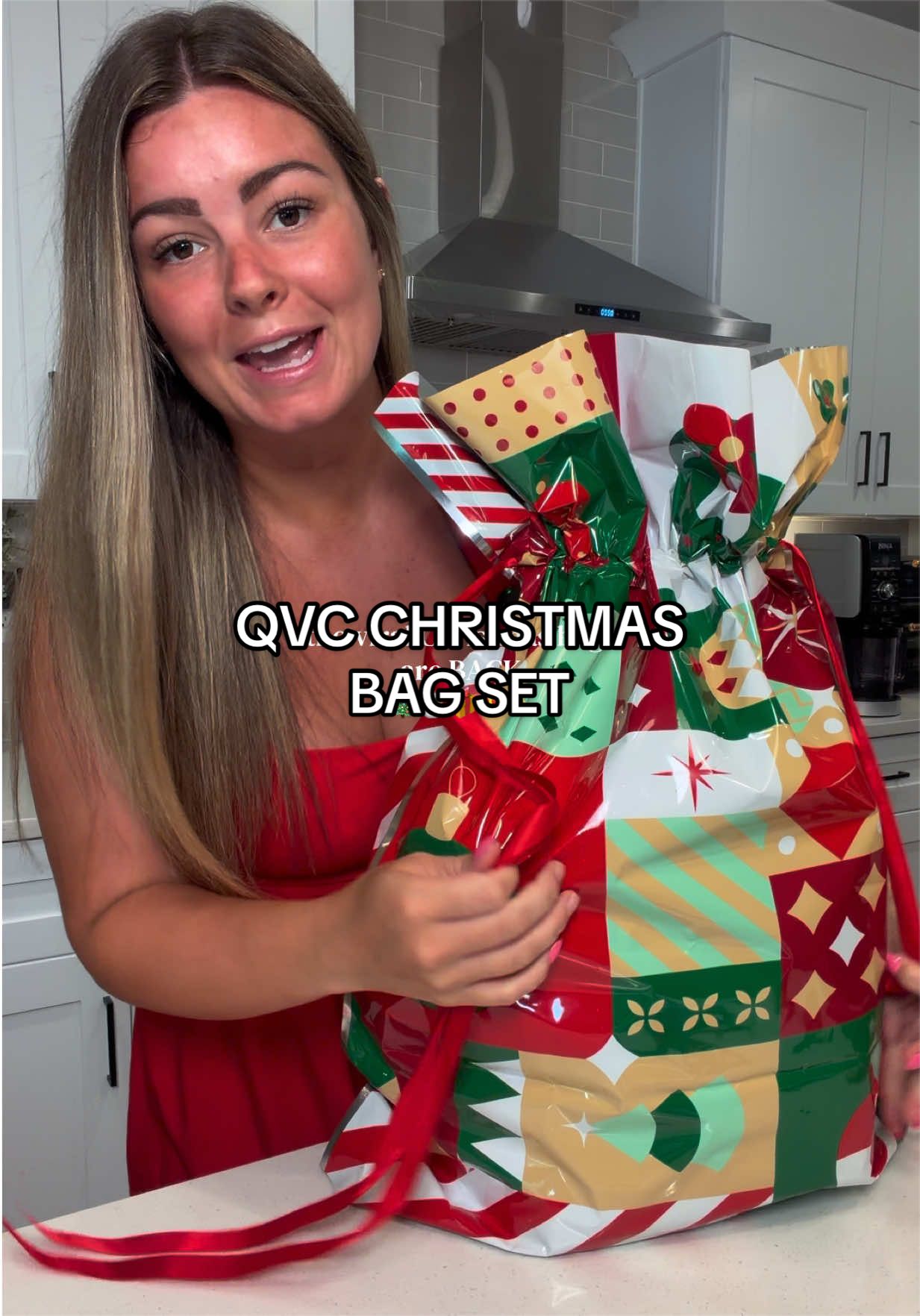 The ultimate present hack is back 👏🏼🎁🎄 don’t be like me trying to hunt these down last fall!!! Get them now before they’re gone! @QVC, Inc #qvc #christmasbags #christmaspresent #wrappingpresents #giftbags 