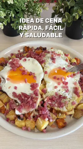¿No sabes qué cenar hoy? 👀 Guarda esta idea porque es de esas recetas que salvan cualquier día: rápida, fácil, saciante y con ingredientes que probablemente ya tengas en casa. 🥔 Yo he utilizado el preparado rústico de Mercadona (está en la sección de congelados), pero también puedes hacerlo cortando en dados patata, boniato y cebolla roja, que es exactamente lo que lleva la bolsa. ⏱️ Las patatas van a la air fryer durante 15 minutos. Mientras tanto, prepara unos huevos camperos a la plancha. Un truco para que queden perfectos es ponerles una tapadera mientras se hacen: así la clara se cocina por completo y la yema permanece bien cremosa. Después solo queda montar el plato: añade las patatas, coloca los huevos encima, reparte unos taquitos de jamón serrano y termina con un poco de queso rallado. El calor hará que se funda ligeramente y quede espectacular. 🤤 Una cena completa, con buena cantidad de proteína y lista en muy poco tiempo. ¿La probarías? ❤️ #CenasSaludables #RecetasFáciles #ComidaSaludable #IdeasDeCena #AirFryerRecipes