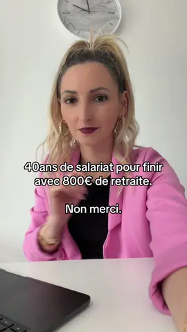 0 ans de salariat pour finir avec 800€ de retraite. 😶 On t’a vendu un mensonge. “Fais tes études.” “Trouve un bon CDI.” “Sois sage, travaille dur, et tu seras récompensée.” Et au bout de 40 ans de sacrifices ? 800€ par mois. Tu te lèves à 6h pendant 40 ans. Tu laisses tes enfants chaque matin. Tu rentres épuisée chaque soir. Tu rates les premiers pas, les premières fois, les petits moments qui ne reviennent jamais. Et la société t’offre 800€ pour ça. Non merci. Moi j’ai décidé de ne pas attendre la retraite pour vivre ma vie. Aujourd’hui je travaille 2h par jour depuis chez moi. Je suis là pour mes enfants. Je génère des revenus sans patron, sans horaires, sans sacrifier ma présence. Ce n’est pas un rêve inaccessible. C’est un choix. Et ce choix existe vraiment. Si toi aussi tu refuses ce système — écris LIBRE en commentaire. Je t’explique ce que je fais concrètement. 👇