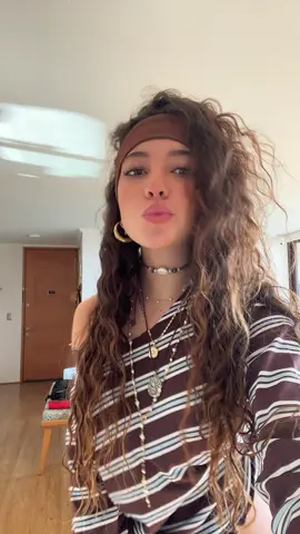 Gitanezca 🤷‍♀️ #oufitideas #curlyhair #arianagrande #fyp #inspooutfit 