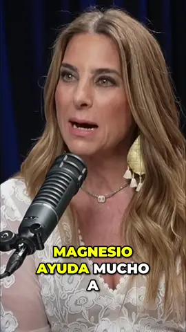 ¿Sabías que no todos los magnesios hacen lo mismo? En este episodio del podcast de @nathalymarcus hablamos sobre cuál magnesio elegir según lo que tu cuerpo necesita — y la respuesta me sorprendió. El bisglicinato para relajarte y dormir mejor. El treonato para el cerebro, porque cruza la barrera hematoencefálica. Y sí, se pueden combinar. Si llevas tiempo sin dormir bien o sintiendo el corazón acelerado, guarda este clip 👇 Escucha el episodio completo 🎙️ #Las3Rs #NathalyMarcus #SaludLatina #Magnesio #Longevidad #BienestarFemenino #DormirBien #SaludHormonal #PodcastEnEspañol