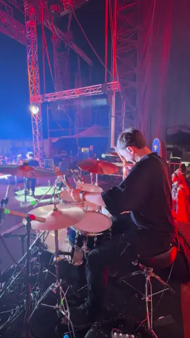 •Mix Chacareras #drumcam junto a @eljuanfuentes 🤠. 🎧 Audio de mi monitoreo ( mejor con auriculares)  @exequielsticca . 🥁 Uso :Batería  @yamahamusicargentina @yamahadrumsofficial Yamaha Stage Custom 🤍 •Platos : @sabianargentinaoficial SABIAN Stratus .  •Bombo Legüero : @mundoleguero_ 💪🏻  Estuches @pantercaseok  Fundas @fundasargon  Palos @baquetas_olivaristick  #drummer #folclore #juanfuentes #baterista 