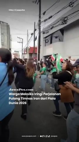 Perjalanan Timnas Iran di Piala Dunia 2026 memang telah berakhir, tetapi mereka pulang membawa kenangan manis dari Meksiko. Saat meninggalkan markas latihan di Tijuana, para pemain Team Melli mendapat sambutan hangat dari warga dan suporter lokal. Banyak penggemar memadati area luar pusat latihan untuk meminta tanda tangan sekaligus mengucapkan salam perpisahan kepada para pemain Iran. Sebelum pulang, para pemain Team Melli menulis ucapan perpisahan untuk masyarakat Tijuana yang menjadi markas mereka selama turnamen. 