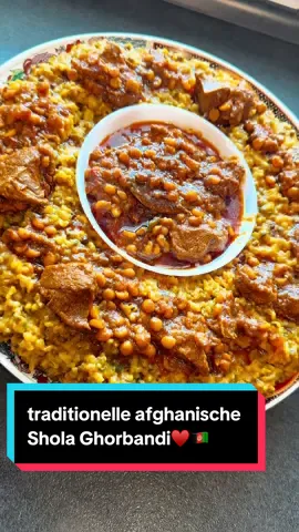 Schaut zu, wie meine Schwiegermutter traditionelle afghanische Shola Ghorbandi zubereitet. ♥️🇦🇫 #shola #gosht #afghan #EasyRecipes #viralfood  Afghanrecipies, afghanischerezepte, Raziya’s Kitchen  Shola Ghorbandi Ein traditionelles afghanisches Gericht aus cremiger Shola mit aromatischem Ghorma Ghoscht. Ghorma Ghoscht Zutaten: * 500 g Lammkeule * 7 Zwiebeln * 5–7 Knoblauchzehen * 2 Tomaten * 1 EL Tomatenmark * 2 Gläser gelbe Erbsen * Saft von ½ Zitrone * Grüne Peperoni nach Geschmack * Ca. 1,5 l Wasser * Öl zum Anbraten * ½ TL Insaaf-Gewürz (oder Garam Masala) * 1 TL Kurkuma * 2 TL Salz * ½ TL gemahlener Koriander * 1 TL edelsüßes Paprikapulver Zubereitung: Zwiebeln goldbraun anbraten, Tomaten, Tomatenmark und Knoblauch hinzufügen. Das Lammfleisch kräftig anbraten, Gewürze einrühren und 5 Minuten rösten. Zitronensaft, Peperoni und Wasser hinzufügen und 20 Minuten köcheln lassen. Anschließend die gelben Erbsen dazugeben und weitere 40 Minuten schmoren, bis alles weich ist. Shola Zutaten: * 2 Zwiebeln * 1½ Gläser Mungobohnen * 2½ Gläser Milchreis * 500 ml Wasser * Eine Handvoll frischer Dill * Röstzwiebeln * Öl zum Anbraten * 1 TL Kurkuma * 1 TL gemahlener Koriander * 1 TL edelsüßes Paprikapulver * 2 TL Garam Masala * 4 TL Salz Zubereitung: Zwiebeln goldbraun anbraten, Mungobohnen und Gewürze kurz mitrösten. Wasser hinzufügen und 20 Minuten köcheln lassen. Milchreis dazugeben und 35–40 Minuten garen. Dill und Röstzwiebeln unterheben, anschließend die Shola 5 Minuten zugedeckt dämpfen lassen. Anrichten Die heiße Shola auf Tellern oder einer Servierplatte verteilen, das Ghorma Ghoscht mit reichlich Sauce darübergeben und sofort servieren. تماشا کنید که مادرشوهرم چگونه شُلهٔ سنتی افغانیِ غوربندی را آماده می‌کند. ♥️🇦🇫 شُلهٔ غوربندی یک غذای سنتی و اصیل افغانی که از شُلهٔ نرم و قورمهٔ گوشت خوش‌طعم تهیه می‌شود. قورمهٔ گوشت مواد لازم: * ۵۰۰ گرام ران گوسفند * ۷ عدد پیاز * ۵ تا ۷ حبه سیر * ۲ عدد رومی * ۱ قاشق غذاخوری رب رومی * ۲ گیلاس نخود زرد * آب نصف لیمو * مرچ سبز تازه، به اندازه دلخواه * حدود ۱٫۵ لیتر آب * روغن * نصف قاشق چای‌خوری ادویه انصاف (یا گرام ماسالا) * ۱ قاشق چای‌خوری زردچوبه * ۲ قاشق چای‌خوری نمک * نصف قاشق چای‌خوری تخم گشنیز آسیاب‌شده * ۱ قاشق چای‌خوری پاپریکای شیرین طرز تهیه: پیازها را طلایی سرخ کنید، سپس رومی، رب رومی و سیر را اضافه کنید. گوشت را خوب سرخ کرده، ادویه‌ها را افزوده و ۵ دقیقه دیگر تفت دهید. آب لیمو، مرچ سبز و آب را اضافه کرده و ۲۰ دقیقه بپزید. سپس نخود زرد را افزوده و حدود ۴۰ دقیقه دیگر بگذارید بپزد تا گوشت و نخود کاملاً نرم شوند. شُله مواد لازم: * ۲ عدد پیاز * ۱ و نیم گیلاس ماش * ۲ و نیم گیلاس برنج شُله (برنج دانه‌گرد) * ۵۰۰ میلی‌لیتر آب * یک مشت شوید تازه * پیاز سرخ‌شده * روغن * ۱ قاشق چای‌خوری زردچوبه * ۱ قاشق چای‌خوری تخم گشنیز آسیاب‌شده * ۱ قاشق چای‌خوری پاپریکای شیرین * ۲ قاشق چای‌خوری گرام ماسالا * ۴ قاشق چای‌خوری نمک طرز تهیه: پیازها را طلایی سرخ کنید، ماش و ادویه‌ها را کمی تفت دهید. آب را اضافه کرده و ۲۰ دقیقه بپزید. سپس برنج را افزوده و ۳۵ تا ۴۰ دقیقه با حرارت ملایم بپزید. شوید و پیاز سرخ‌شده را مخلوط کرده و در پایان شُله را ۵ دقیقه دم بدهید. طرز سرو شُلهٔ داغ را در دیس یا بشقاب بکشید، سپس قورمهٔ گوشت را همراه با آبِ قورمه روی آن ریخته و فوراً سرو کنید.