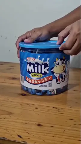 Ultimate milk candy snack para sa buong pamilya! 60 pirasong lollipop sa malaking tub, indibidwal na balot bawat isa para sa meryenda sa school, trabaho o lakad. Malambot na chewy texture, sobrang creamy at masarap na lasa ng gatas na hindi nakakasawa kainin araw-araw! Grab na habang may stock pa!
#sweetsfindsph #meryendaph #milklollipopph #creamycandyph #fypph