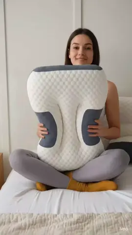 🚨 ESSA Travesseiro ESTÁ VIRALIZANDO! 😍☁️ 😴 Cansado(a) de acordar com dor no pescoço? Chegou a solução que está conquistando milhares de pessoas! ✨ Travesseiro Ergonômica de Espuma de Memória ✔️ Apoia perfeitamente o pescoço e a coluna. ✔️ Reduz dores e tensão muscular. ✔️ Espuma memory foam que se adapta ao formato da sua cabeça. ✔️ Tecido macio, respirável e super #confortável. #confortável. ✔️ Ideal para quem dorme de lado, de costas ou de barriga para cima. 💤 Uma noite de sono pode  mudar o seu dia inteiro!#tiktok 