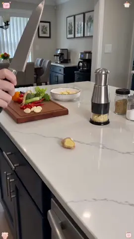 Must-have kitchen grinder, finely grind ingredients effortlessly, save your time in daily cooking.#tiktokshop #homecooking #cookingtips#SummerVibes #dealsforyoudays 