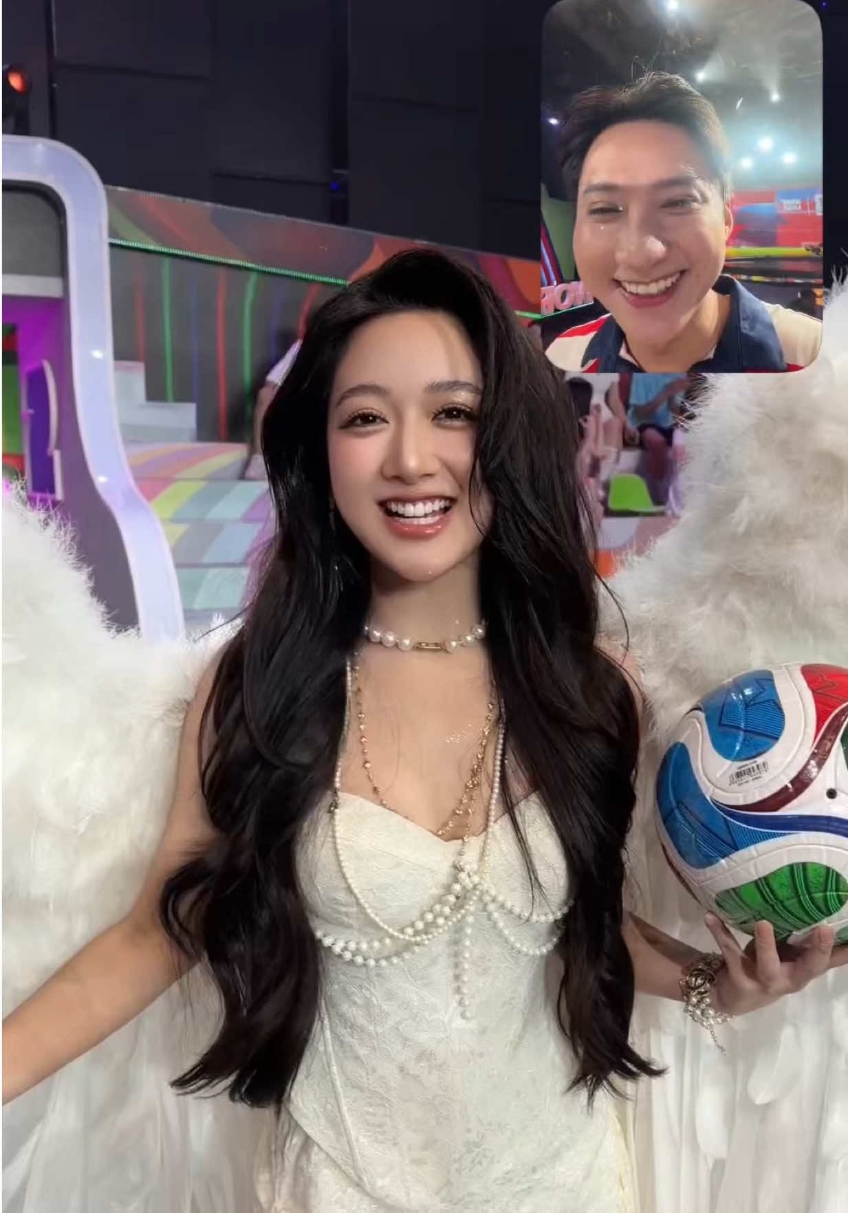 Sáng nay đội tuyển Mỹ🇺🇸 thắng, đến trường quay thấy khí thế, tự tin hẳn ra🥳😉😎 Còn sáng mai đến lượt CR7 xuất trận! 🔥 Liệu Bồ Đào Nha🇵🇹 hay Croatia🇭🇷 sẽ là đội giành vé đi tiếp đây mọi người nhỉ? 👀⚽ #mctiendong #namvuongconghien #top10mrworldvietnam2024 #nongcungfifaworldcup2026 #vtv3 