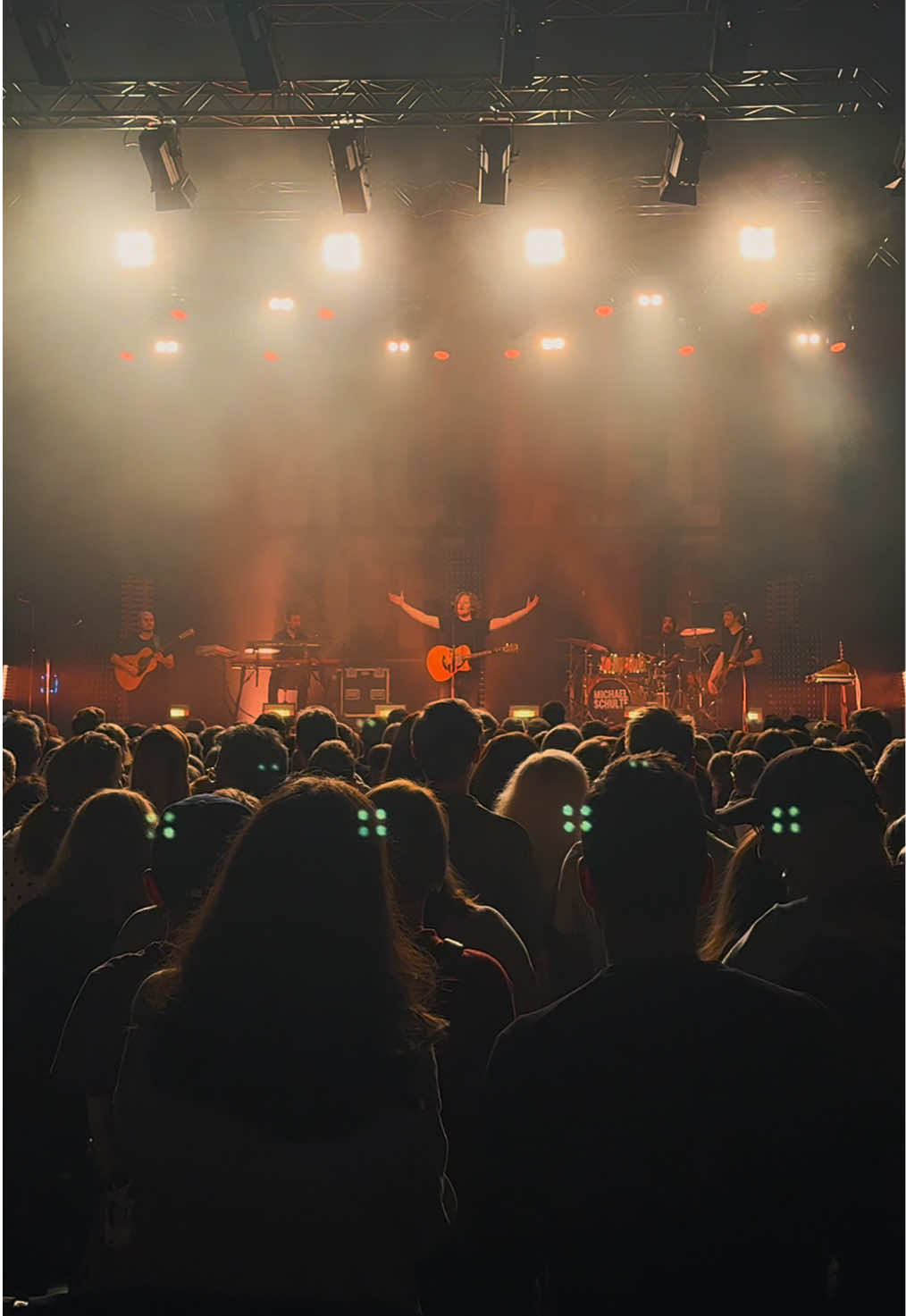 Bei dem Wetter draußen bekomme ich grad richtig Indoor Tour vibes 😍  Dauert leider noch ein bisschen bis wir uns in den Hallen sehen... Tickets könnt ihr euch aber schon jetzt holen 🙌🏼 Link ist in der Bio! #tour #liveshows #5am #michaelschulte 