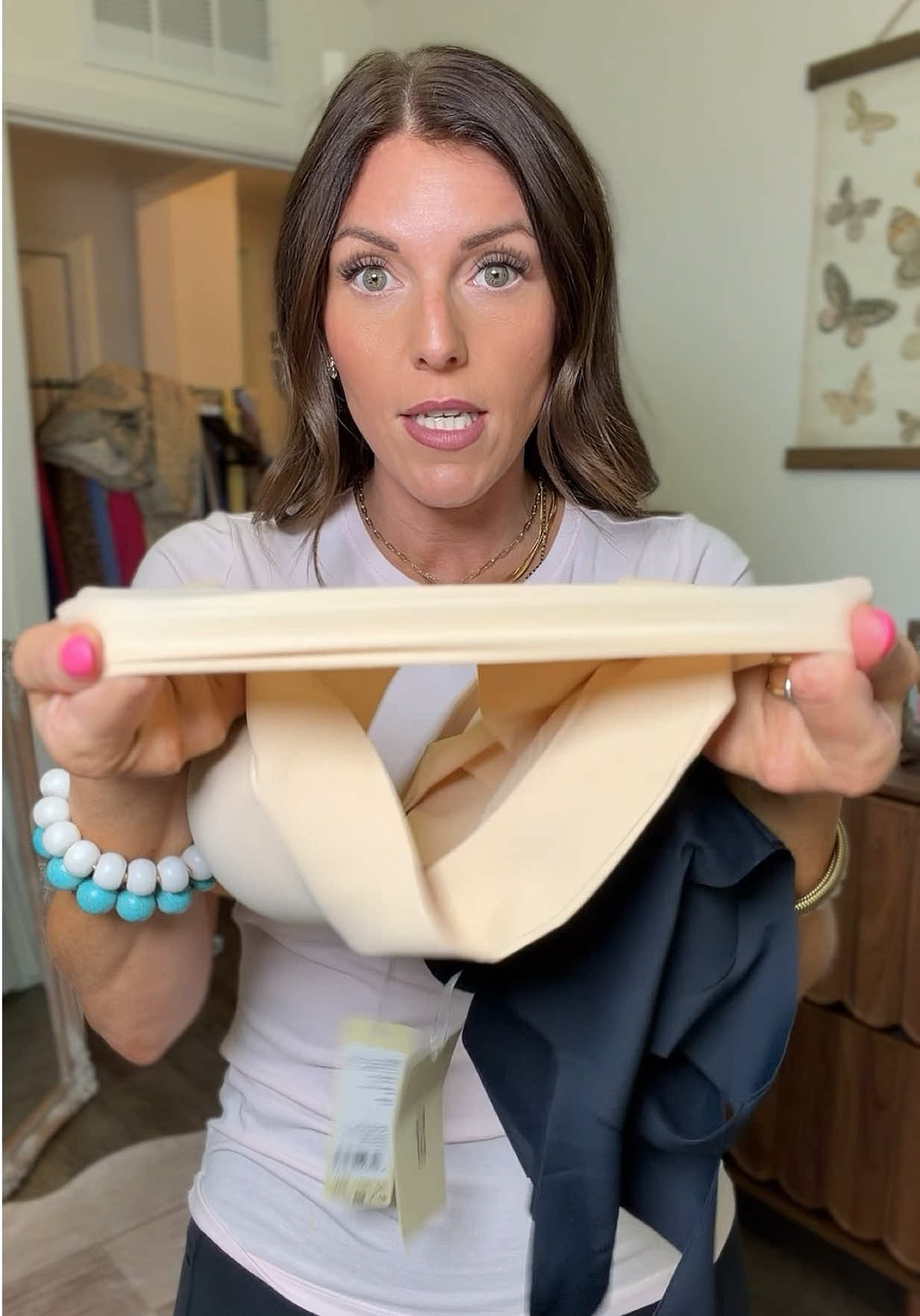 Definitely need a bra that won’t create extra back rolls! And I love it! @ubras store #ubras #ubrasSmartSize #seamlessbra #summervibe #everydaycomfort 
