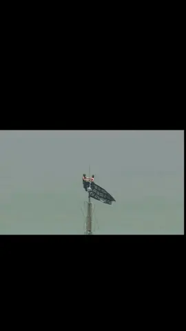A couple stunned New York City after scaling the Empire State Building’s 1,454-foot antenna and unfurling a massive banner that read, “When the power of love beats the love of power, the world knows peace.” Moments later, the daring climb turned into a surprise proposal high above the Manhattan skyline before the pair was taken into police custody.   The couple was later identified as professional rooftoppers Angela Nikolau and Vanya Beerkus, whose death climbs have been documented around the world, including in Netflix’s Skywalkers: A Love Story. Their latest stunt ended with an engagement atop the Empire State Building before both were arrested.#viral#rusia#Love#america 