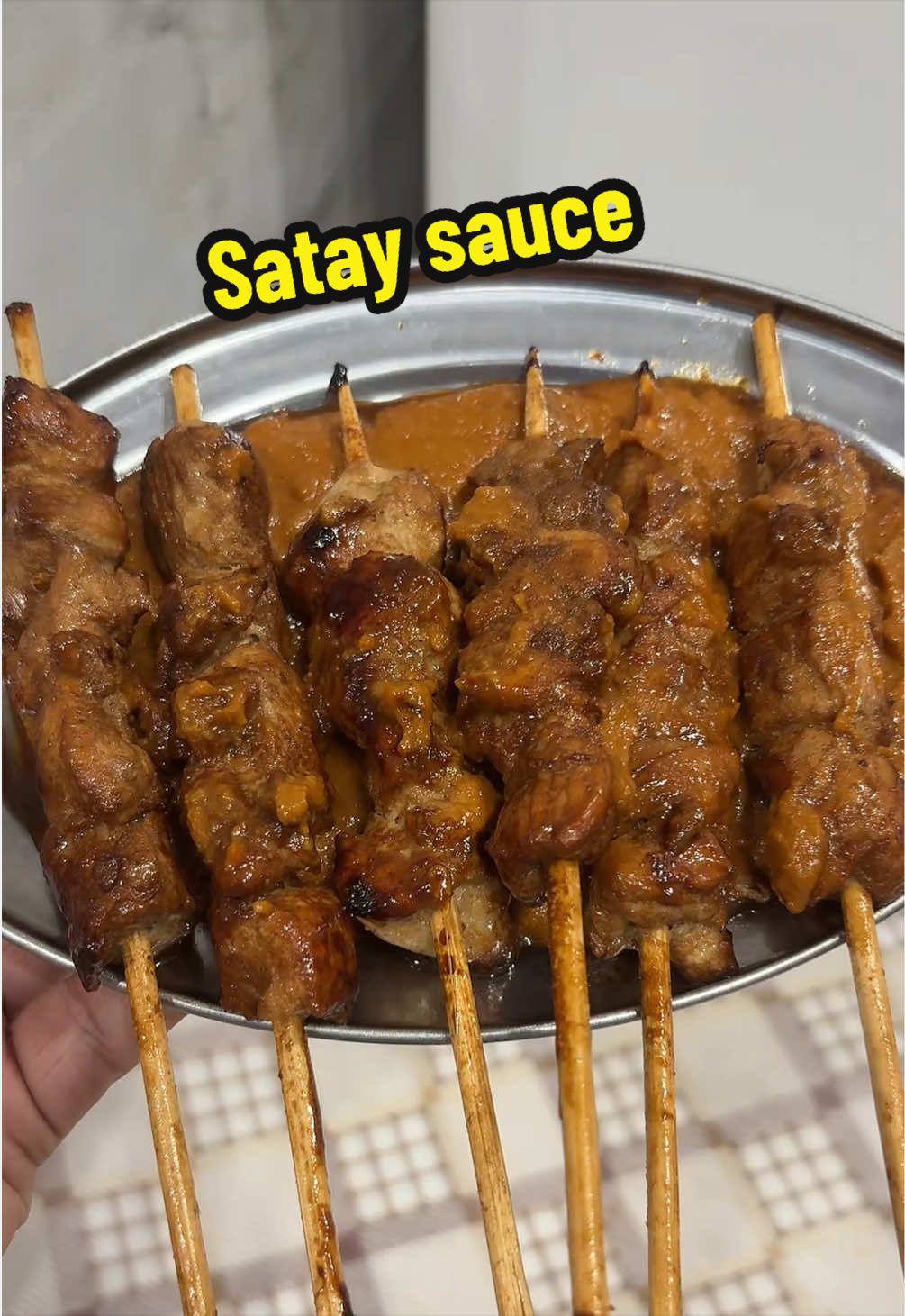 #creatorsearchinsights #اكسبلورexplore    #صوص #وصفات #fyp  صوص اللوز الأندونيسي (satay sauce)   المقادير  • كوب فول سوداني  • بصلة وسط  • فلفل احمر ٣ حبات  الطريقة  • نقلي اللوز والبصل والثوم والفلفل حتى   يَذْبُل • نخلط المكونات مع اضافة الماء  • في طاوة نضيف ملعقتين زيت ونضيف الخليط  • يضاف ملح وسكر بني وصويا حلوة  ونستمر في التقليب حتى يتغير لونه ويصير القوام اثقل  وخلاص 👍🏻
