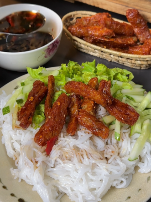 Mặn mặn ngọt ngọt cay cay ăn với cơm trắng cũng ngon nữa #suonchay #suonchaysaysaot #doanchay #nghiatrainghiem