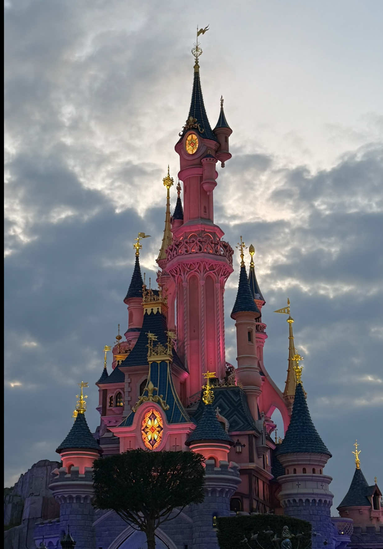 wait until the end… 🥹🏰✨ the most magical experience of my life  #disneylandparis #disneymagic #paris #travel #disney 