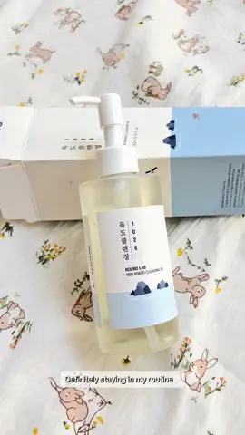 Waterproof makeup? No problem. 🤍✨ This cleansing oil melts away makeup effortlessly while leaving my skin feeling soft and comfortable. Definitely one of my favorite first cleanses lately! Have you tried it? 👀 #creatorsearchinsights #explore #cleansingoil #skincareroutine #fypシ @ROUND LAB @YesStyle 