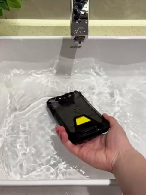 ¿Te atreverías a hacerlo con el tuyo? 😏 #philipsS8325 #ruggedphone #tiktokshop #fyp #TestExtremo #celulares #unboxing #telefonia