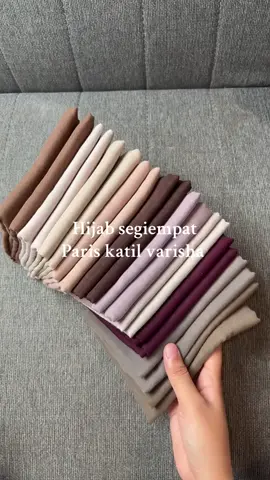 Hijab segi empat paris adalah jenis kerudung berbahan katun tipis yang sangat populer karena karakteristiknya yang halus, ringan, dan mudah dibentuk. Berkat teksturnya yang tidak kaku dan tidak licin, hijab ini sangat nyaman digunakan untuk kegiatan sehari-hari maupun acara formal.  • checkout di keranjang kuning #hijab  #hijabsegiempat  #hujabviral 