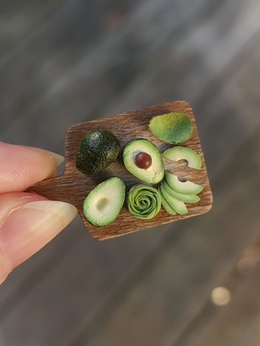 Making miniature avocados with polymer clay 🥑 #avocado #polymerclay #polymerclaycane #miniature #miniaturefood 