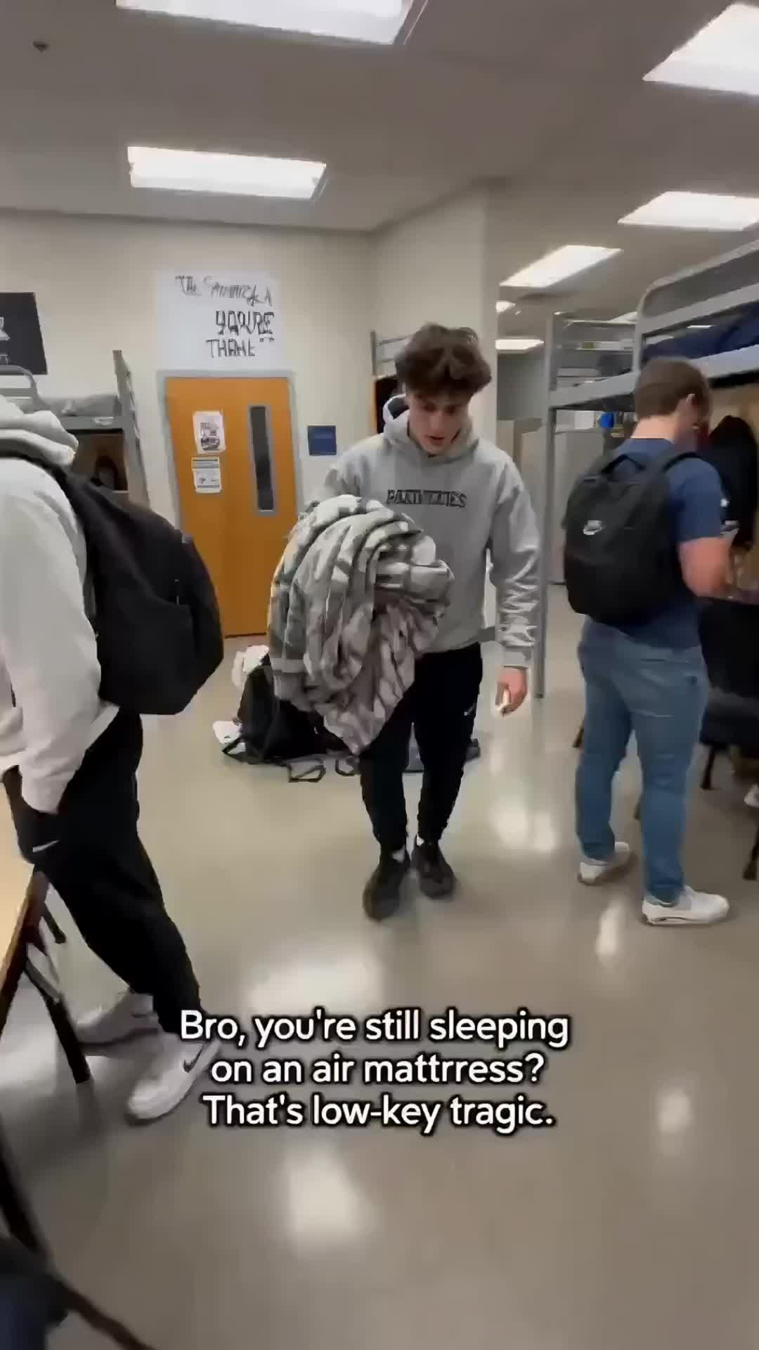 Making your friend sleep on the floor is a red flag 😭” Dorm Room Hack #campingbed #foldablebathtub #sofabedideas #collegedormmusthaves