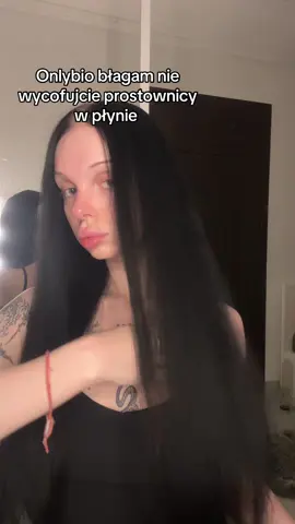 Mam włosy wysokoporowate falowane i to co robi ten krem to jedno wielkie W O W  I LOVE IT #haircare #wygladzeniewlosow #pielegnacjawlosow #onlybiogloss #gloss @Onlybio.life 
