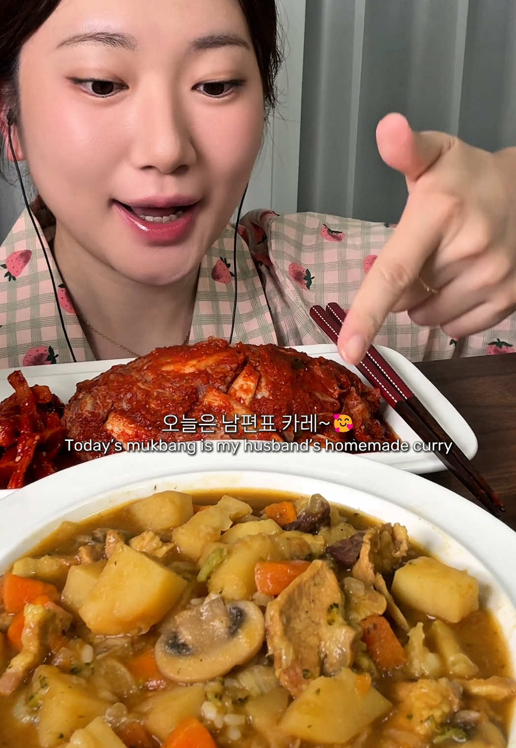 카레 수혈하는 날입니다요🍛 오늘은 카레 먹방!! 약간 매운맛으로 만들어왔찌요 계란후라이도 올리고 무말랭이랑 실비김치까지 꿀조합🐷 It’s curry fix day🍛 Today’s mukbang is curry!! I made it with a little kick, and topped it with a fried egg, dried radish strips, and spicy Silbi kimchi — such a good combo🐷 #카레 #eatingshow #실비김치 #curry #kimchi 