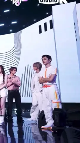 kata gua ini lama” kaga keliatan😭😭😭 dipinggir banget #vernon #the8 #seventeen 