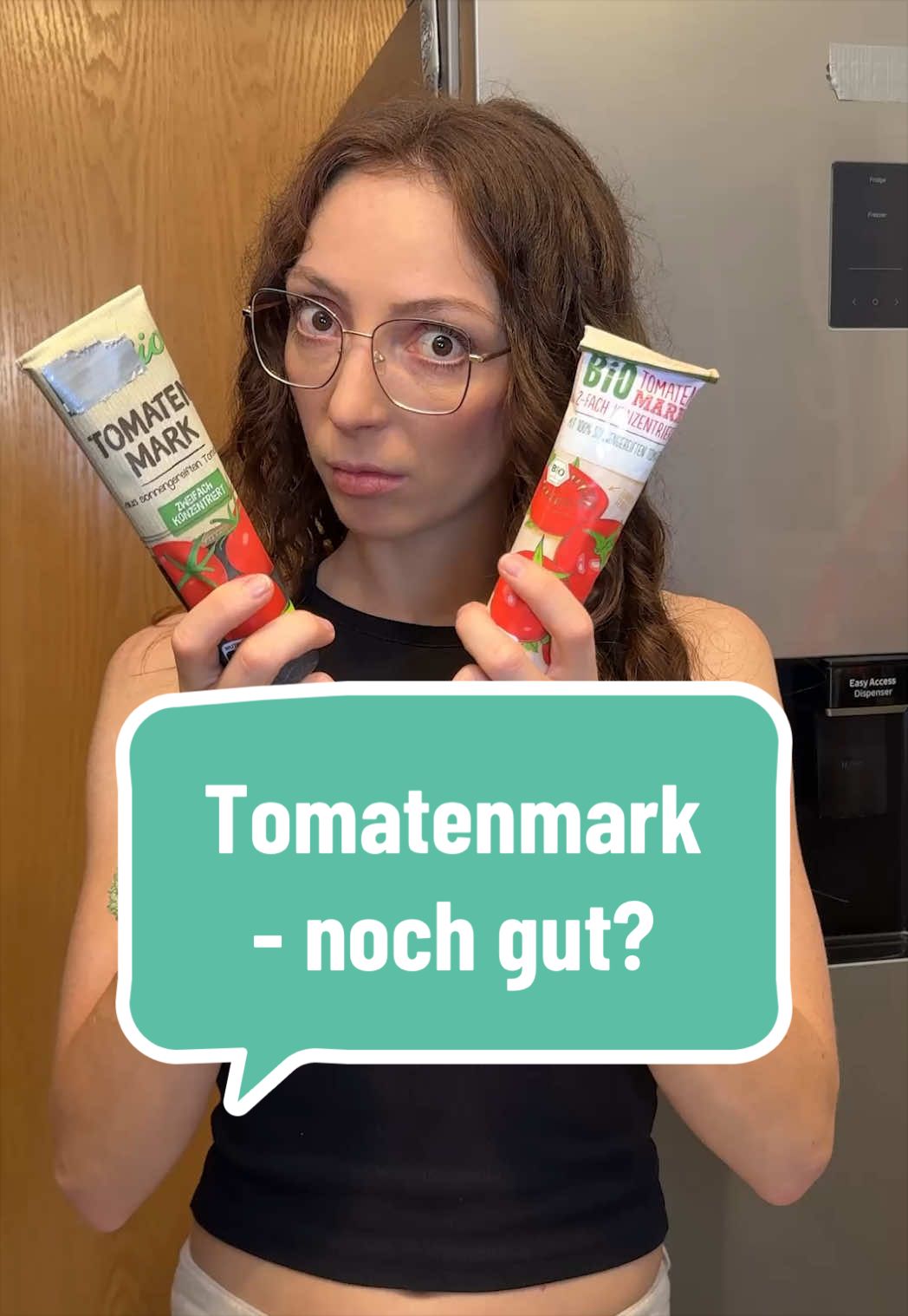 Wie lange ist eine offene Tube Tomatenmark im Kühlschrank haltbar? 🍅 Ungeöffnet i st Tomatenmark in der Regel sehr lange haltbar, da es einen geringen Anteil an Feuchtigkeit hat und pasteurisiert wurde. 🥫