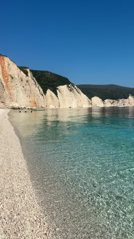 Fteri Beach, situata sulla costa nord-occidentale di #Cefalonia, è una perla incontaminata incoronata come la #2 spiaggia più bella al mondo 🏖️😍🥰              #Grecia #kefalonia #beach 