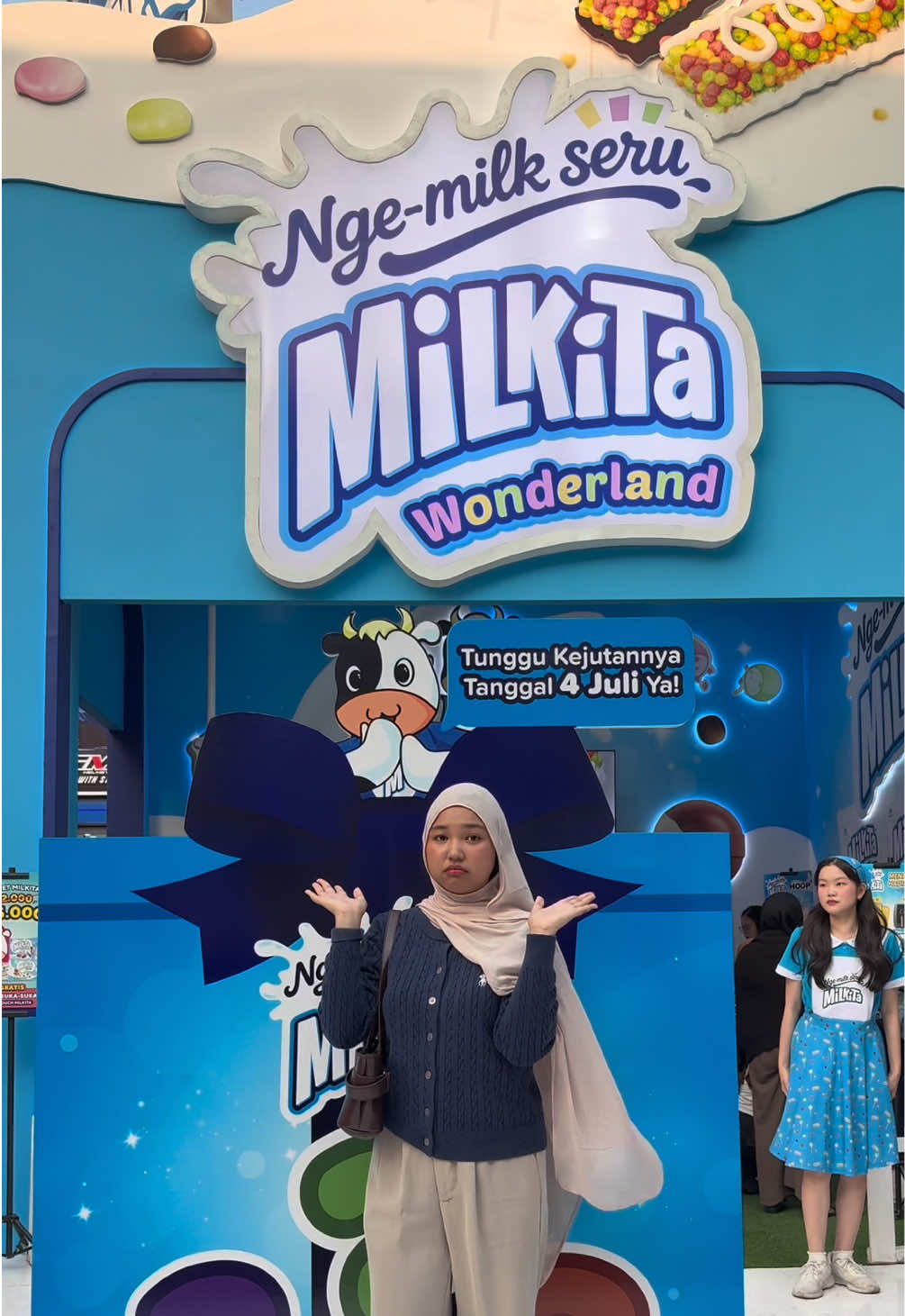 ada apa di boothnya @milkita official indonesia ??? kalian bakalan tau pas tanggal 4 juli 2026!! kasih tau aku ya guysss  #NgeMilkSeru #jajananworthitdiprj 