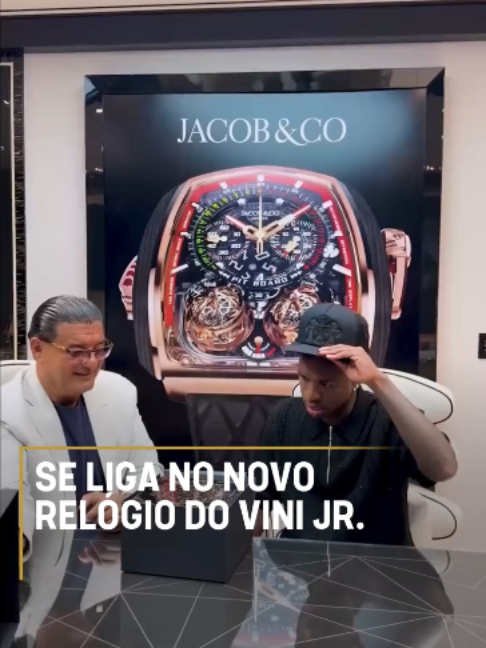 🇧🇷⌚ Vini Jr. se encontrou com Jacob Arabo e saiu com um relógio novo! Será que o ADM consegue ter um desse um dia? 🤣 #TNTSports2026 #SeleçãoBrasileira . Crédito: @jacobaraboofficial