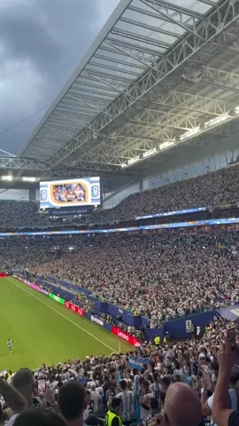 😂 Arranca uno... y a los dos segundos ya canta todo el mundo. Así se vive la previa cuando juega la Selección. 🇦🇷🎶 #SeleccionArgentina #LaScaloneta #Mundial2026 #Hinchas #Futbol
