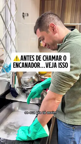 🚰 Antes de chamar o encanador, faça este teste! Se a água da pia ainda consegue escoar, espere ela baixar completamente ou retire o excesso de água. Depois, aplique 1 litro do Desentupidor Líquido Bel Lar diretamente no ralo. O ideal é fazer isso à noite, antes de dormir, e deixar o produto agir por 4 a 6 horas, sem abrir a torneira durante esse período. No dia seguinte, é só voltar a usar a pia normalmente. 💡 Salve este vídeo para não esquecer essa dica e compartilhe com quem vive sofrendo com pia entupida! #Limpeza #DicasDeLimpeza #TikTokBrasil #CasaLimpa #Faxina 