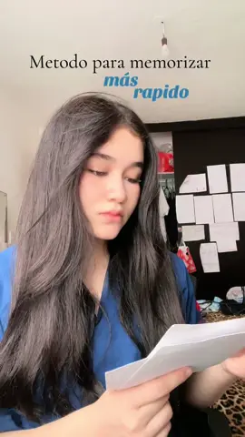 Testea antes de leer 📝 Cierra el cuaderno y escribe lo que recuerdes Si no sale = eso estudias Es como hacer PR sin calentar: duele pero creces ✈️ Modo avión mental ✈️ 1 materia x vez Cel en otro cuarto 25 min sin distracción = 2 horas normales Ataca lo que NO te sabes 🎯 No pierdas tiempo en lo fácil Repasa solo lo difícil Yo uso Knowunity: IA que me hace quizzes antes de olvidar. 🍓 Relaciona todo con gym/comida Mitocondria = batería, Proteína = ladrillos Si lo explicas fácil, ya lo dominaste