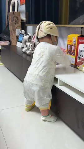 có cái mũ này em bé thoải mái vui chơi