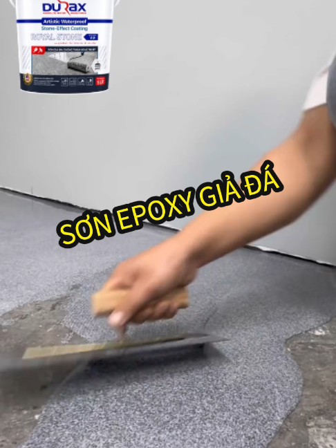 #DURAX ROYAL STONE V9 – Epoxy Giả Đá Cát Màu Chống Thấm Nghệ Thuật Cao Cấp Thế Hệ Mới DURAX ROYAL STONE V9 Là Gì?  DURAX ROYAL STONE V9 là dòng Epoxy Giả Đá Cát Màu Chống Thấm Nghệ Thuật 2 Thành Phần thế hệ mới được nghiên cứu và phát triển nhằm mang đến giải pháp hoàn thiện bề mặt vừa có tính thẩm mỹ cao vừa có khả năng chống thấm, chống mài mòn và bảo vệ công trình vượt trội. Khác với các dòng sơn giả đá thông thường chỉ tập trung vào hiệu ứng trang trí,  DURAX ROYAL STONE V9 tạo ra lớp phủ liền mạch có độ bền cao, giúp tái tạo vẻ đẹp sang trọng của đá tự nhiên đồng thời bảo vệ công trình trước tác động của nước, tia UV và môi trường khắc nghiệt.  Sản phẩm có thể thi công trên nhiều loại vật liệu như: Bê tông. Xi măng. Gạch men. Gạch đỏ. Kim loại. Kính. Bề mặt cải tạo.  Nhờ khả năng bám dính cao tới 3.5 MPa, độ cứng 70 – 80D và khả năng kháng hóa chất,  DURAX ROYAL STONE V9 là giải pháp lý tưởng cho biệt thự, nhà phố, khách sạn, resort, showroom, quán café và các công trình yêu cầu độ bền cao. #taikovietnam #songiada #chongthamsan #chongthamnhavesinh  #DURAXROYALSTONEV9 #duraxv9 #duraxvietnam